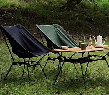 Alles über Campingstühle: der Stuhl, der sich auf eine handliche Größe zusammenklappen lässt